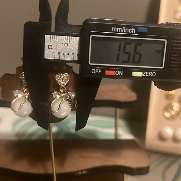 Heart Pearl Bowknot Stud Earrings - Picture 4 of 7